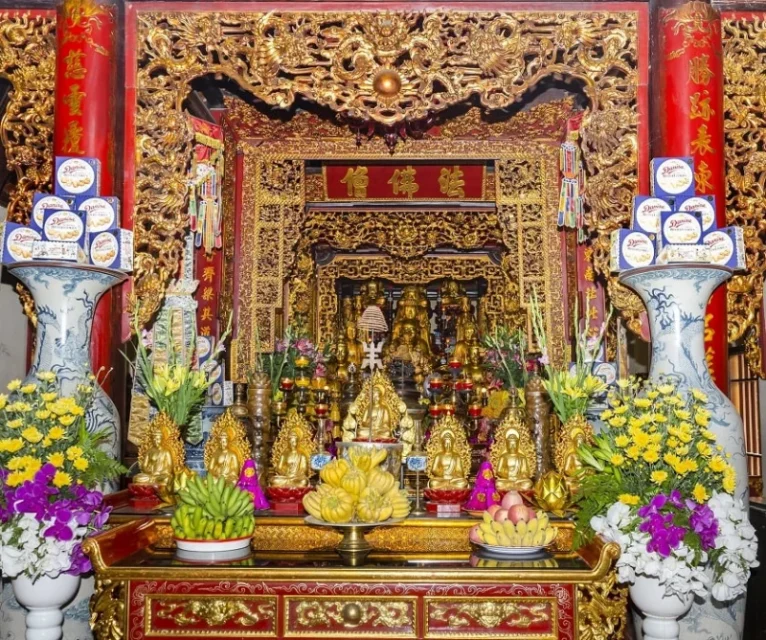 Không gian thờ tự bên trong chùa Trấn Quốc