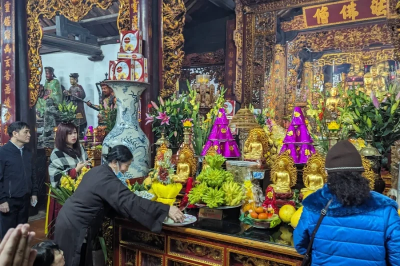 Khi đi lễ chùa Trấn Quốc, bạn nên chuẩn bị lễ chay, tuyệt đối không mang lễ mặn vào chính điện