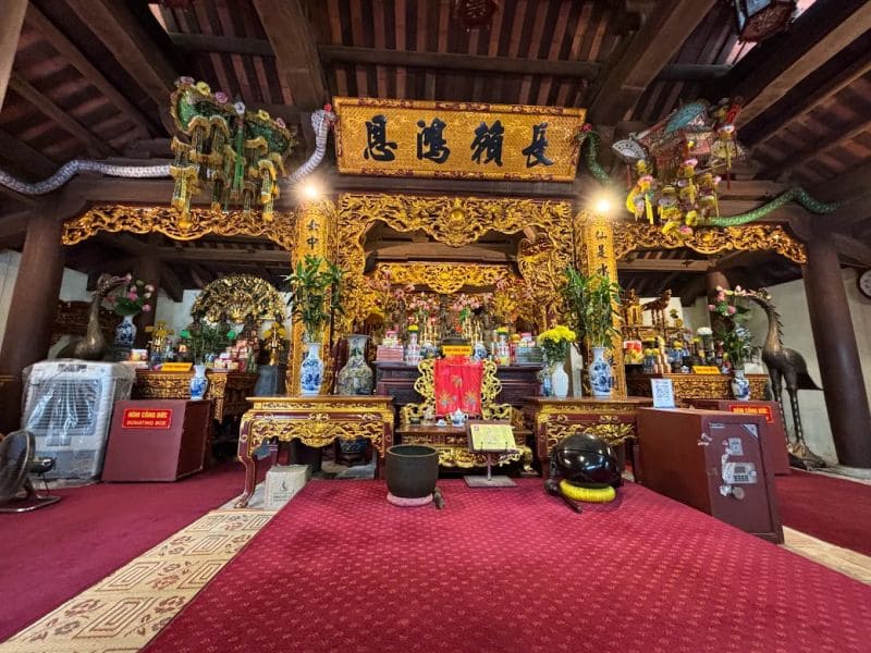 Đền Thủy Trung Tiên thờ Mẫu Thoải, một vị Thánh Mẫu quan trọng trong tín ngưỡng thờ Mẫu