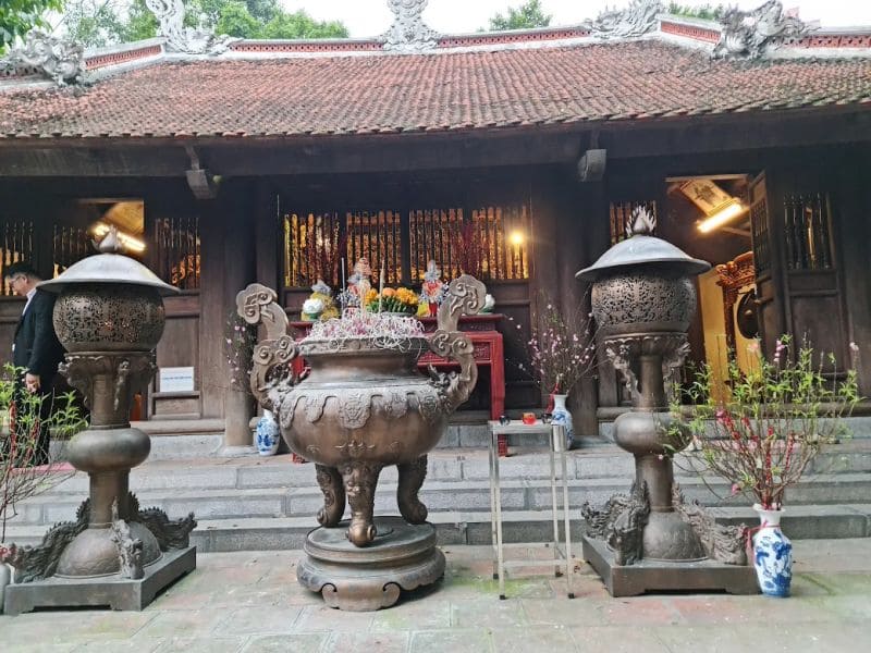 Khuôn viên bên trong đền Thủy Trung Tiên
