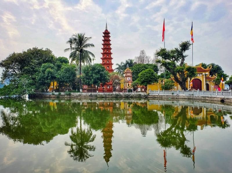 Chùa Trấn Quốc là ngôi chùa cổ nhất thủ đô và từng là trung tâm Phật giáo của kinh thành Thăng Long