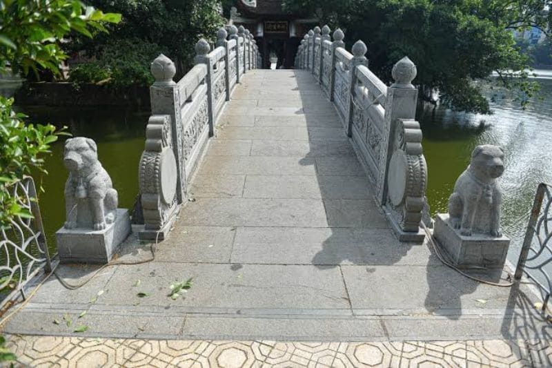 Cặp chó đá được đặt hai bên đầu cầu trước khi đi vào đền Thủy Trung Tiên