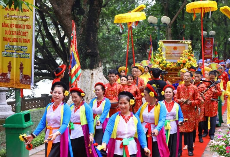 Lễ hội đền Voi Phục khá đông đúc và nhộn nhịp, thu hút rất nhiều người dân địa phương cùng du khách thập phương về tham dự