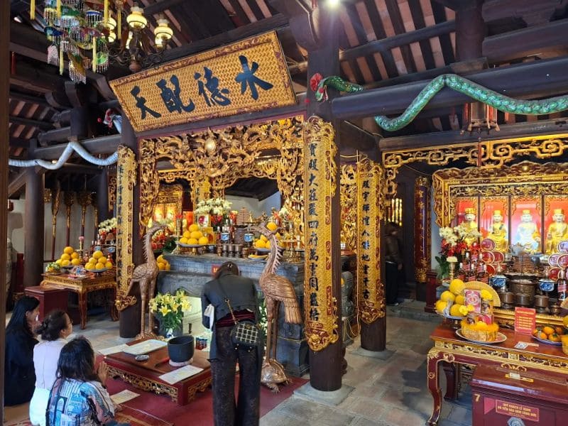 Bên trong Hậu cung có đặt một hòn đá lớn mà Hoàng tử Linh Lang đã gối đầu lên trước khi hóa thân thành thuồng luồng và bay về trời