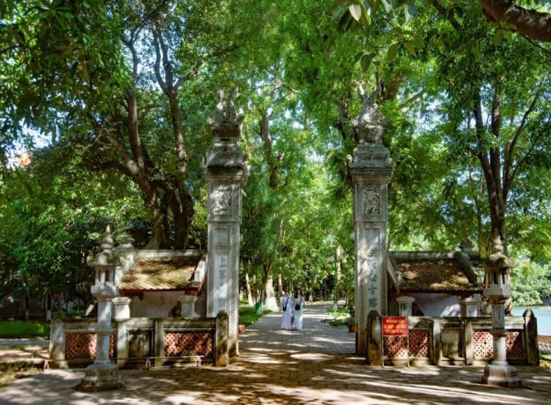 Đền Voi Phục tọa lạc trên một gò đất cao, bao quanh là những hàng cây muỗm cổ thụ xum xuê