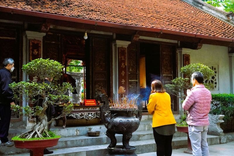 Đền Voi Phục thường được người dân đến cầu bình an, may mắn