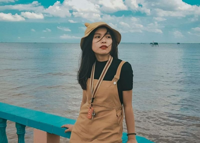 Biển Tân Thành nước khá đục, du khách đến đây chủ yếu để check-in và trải nghiệm cào nghêu