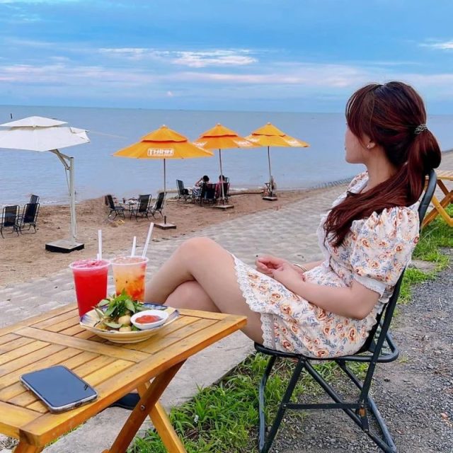 Dọc theo đường đê bọc bờ kè biển Tân Thành có một dãy hàng quán bán đồ ăn thức uống với mức giá phải chăng