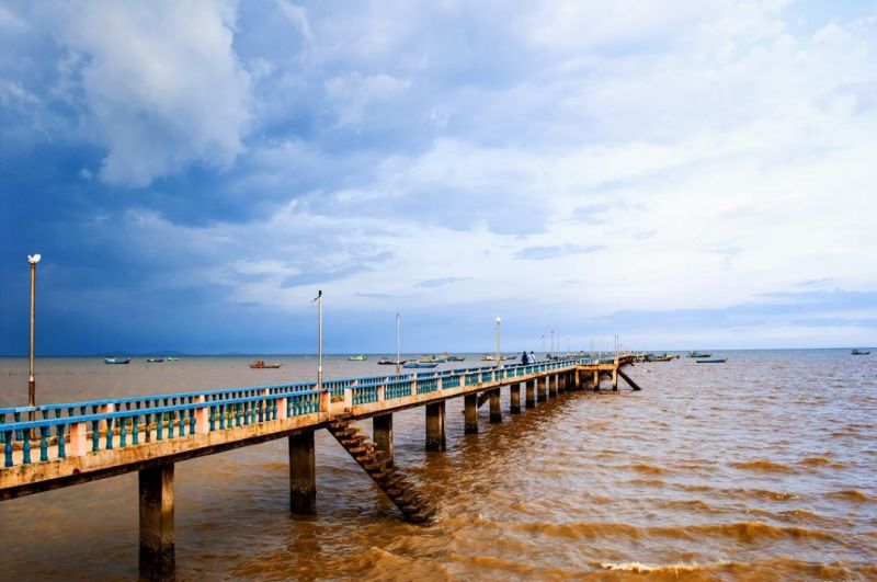Cây cầu bê tông vươn thẳng ra biển Tân Thành hiện đang cấm khách du lịch vì xuống cấp nghiêm trọng