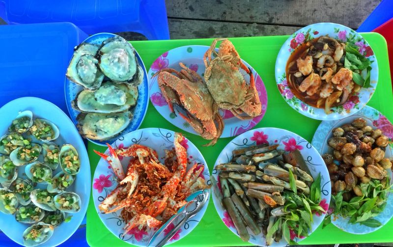 Biển Tân Thành bán đủ các loại hải sản tươi sống được chế biến tại chỗ