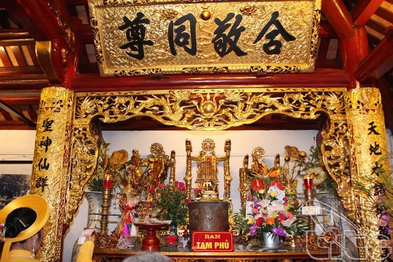 Không gian thờ tự bên trong đền Kim Liên