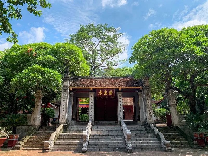 Để bước từ sân dưới lên không gian đền Kim Liên du khách sẽ đi qua 9 bậc thềm có từ thời Lê Trung Hưng