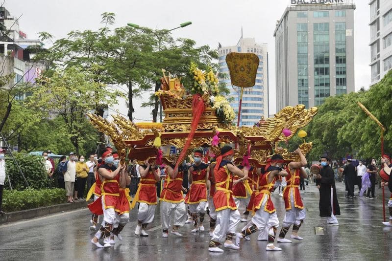 Lễ hội đền Kim Liên được tổ chức trang trọng vào ngày 16 tháng 3 Âm lịch, thu hút đông đảo du khách đến chiêm ngưỡng