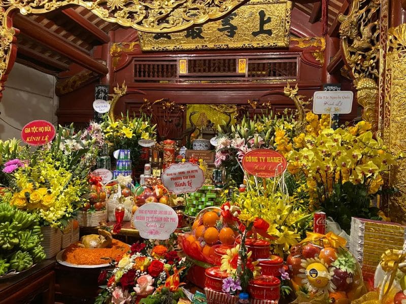 Người dân Hà Nội và du khách thập phương thường đến đền để cầu nguyện sức khỏe, bình an cho gia đình
