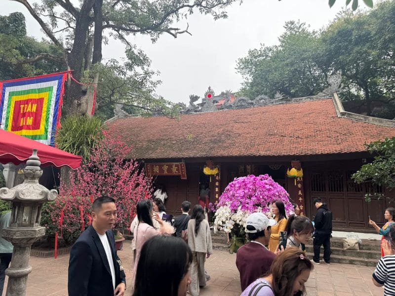 Nếu thích không khí rộn ràng, bạn hãy ghé thăm đền vào dịp rằm hoặc mùa lễ hội tháng 3 âm lịch