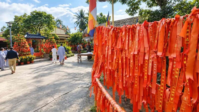 Chùa Vĩnh Tràng có hoạt động treo dây ước nguyện lên cây để cầu bình an, may mắn