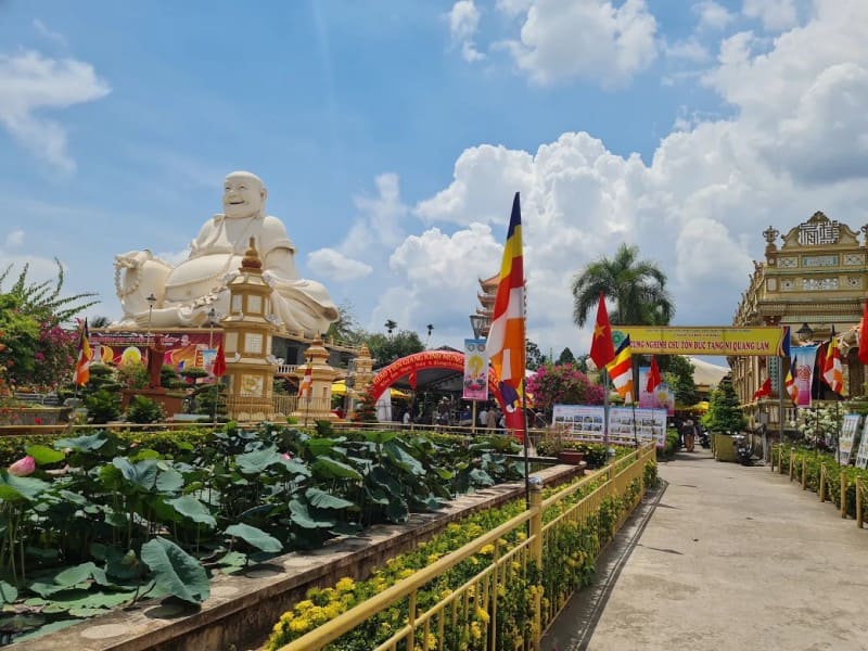 Khuôn viên Chùa Vĩnh Tràng rộng khoảng 14.000 m2