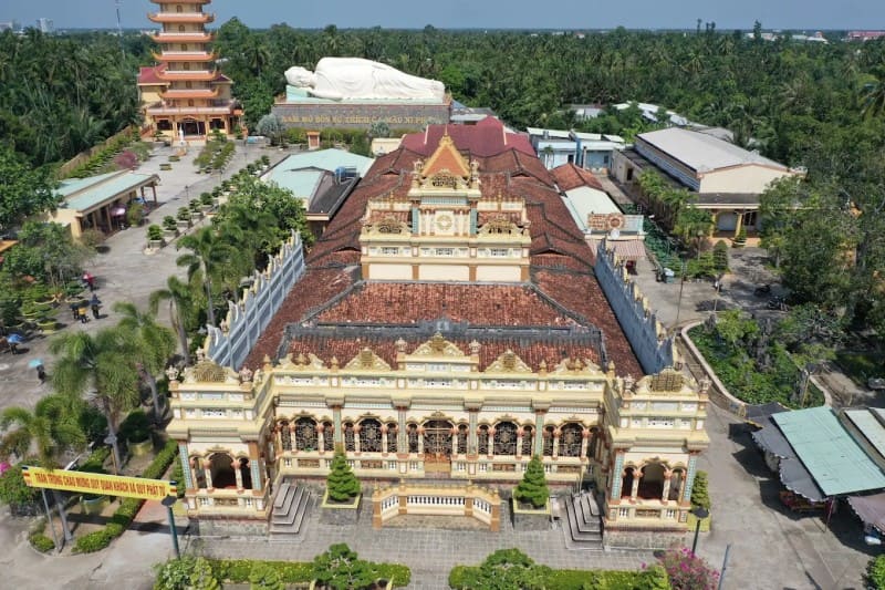 Chùa Vĩnh Tràng được xem là một trong những ngôi chùa cổ lớn nhất và là biểu tượng du lịch tâm linh của vùng Tây Nam Bộ