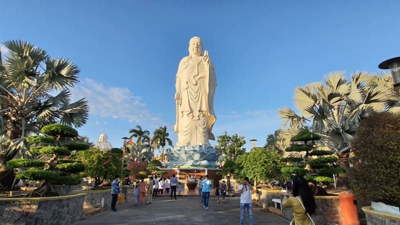 Tượng Phật A Di Đà tọa lạc ngay tại hoa viên phía trước chánh điện của chùa
