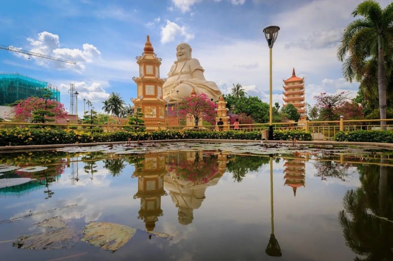 Tượng Phật Di Lặc là một trong những biểu tượng check-in nổi tiếng nhất tại chùa Vĩnh Tràng