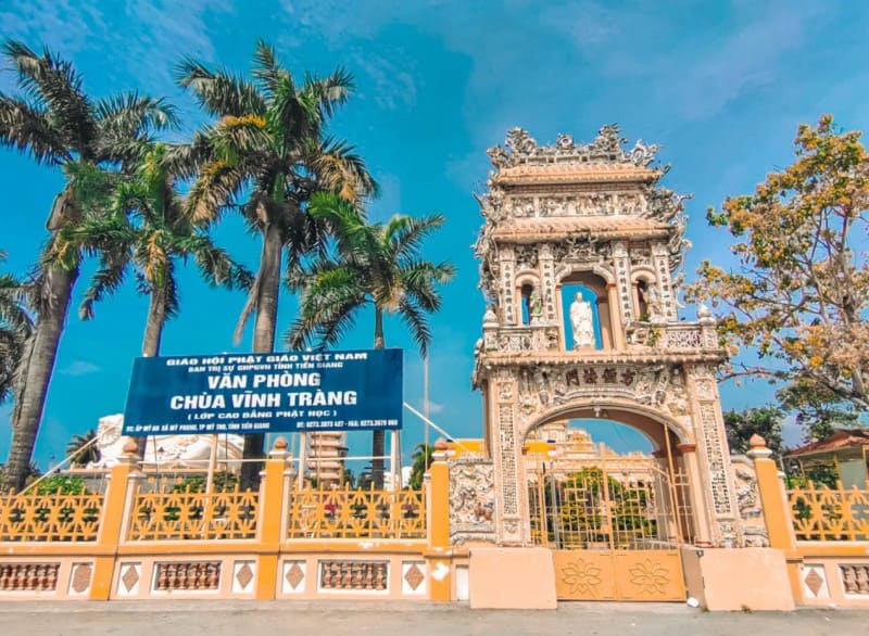 Toàn bộ bề mặt cổng chùa Vĩnh Tràng được ốp bằng hàng triệu mảnh sành, sứ, gốm cổ màu sắc óng ánh