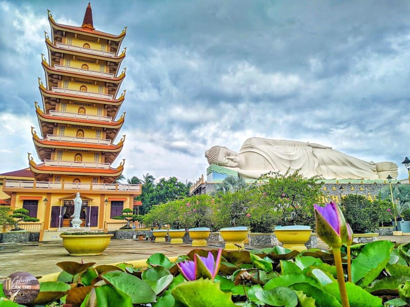 Tòa tháp cao 7 tầng là nơi thờ tự và lưu giữ tro cốt của các vị chư tăng quá cố từng trụ trì, tu tập tại chùa