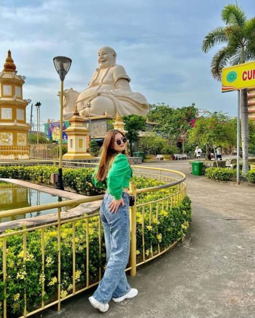 Du khách nên mặc trang phục lịch sự, gọn gàng khi đến chùa chiêm bái và tham quan