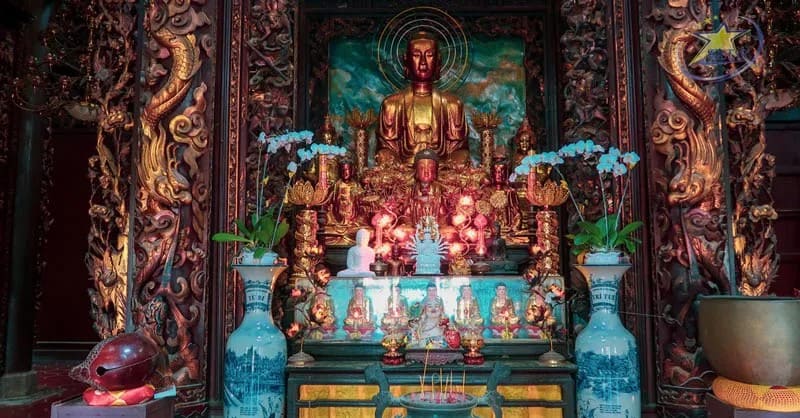 Không gian thờ tự bên trong chùa Vĩnh Tràng Mỹ Tho