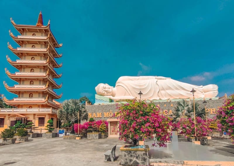 Pho tượng Phật Thích Ca nằm uy nghi ở phía sau khu vực chánh điện