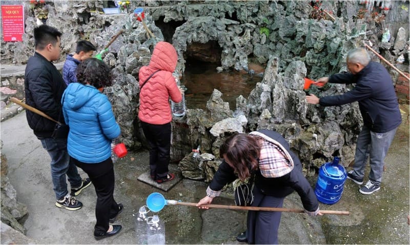 Đền Cặp Tiên: Kinh nghiệm sắm lễ, văn khấn chi tiết 9 Du khách thường mang theo chai lọ hoặc mua can nhựa tại đền để đựng nước tại Giếng Tiên mang về cho gia đình