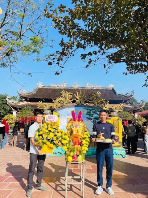 Đền Ông Hoàng Mười Nghệ An: Cầu gì, văn khấn và kinh nghiệm đi lễ 12 Du khách chuẩn bị các mâm lễ chu đáo đến đền Ông Hoàng Mười