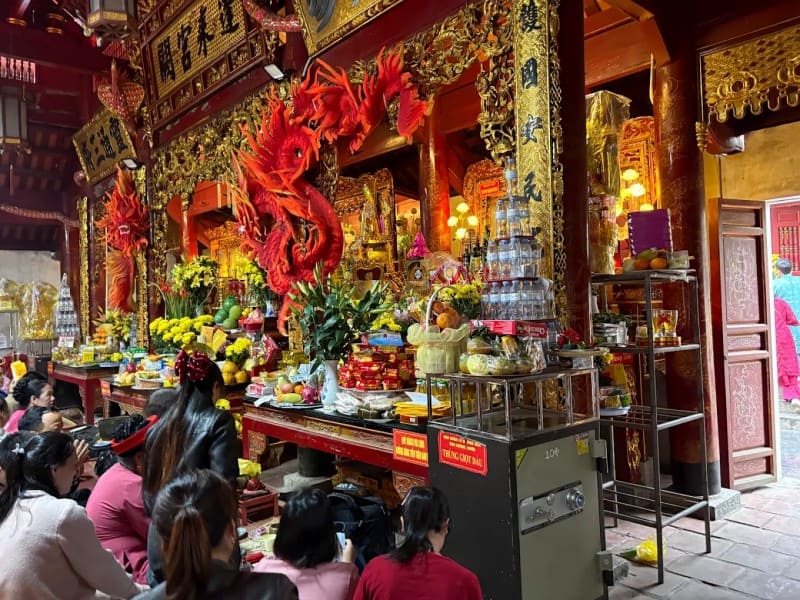 Đền Ông Hoàng Mười Nghệ An: Cầu gì, văn khấn và kinh nghiệm đi lễ 5 Người dân thường đến đền ông Hoàng Mười để cầu cho con cái của mình khoẻ mạnh, bình an, học hành tiến tới
