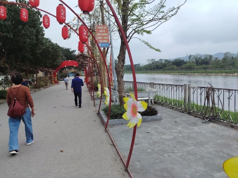 Đền Ông Hoàng Mười Nghệ An: Cầu gì, văn khấn và kinh nghiệm đi lễ 6 Không gian bên ngoài đền Ông Hoàng Mười tại Nghệ An rộng rãi, thoáng đãng