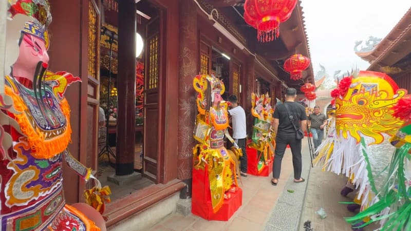Đền Ông Hoàng Mười Nghệ An: Cầu gì, văn khấn và kinh nghiệm đi lễ 9 Lễ hội đền Ông Hoàng Mười rất đông, đặc biệt là các du khách thập phương và giới hầu đồng từ khắp cả nước đổ về
